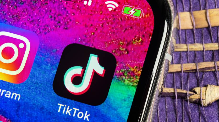 Imagem de tela de celular com os ícones de TikTok e Instagram lado a lado