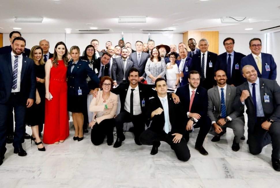 O presidente Jair Bolsonaro posa com aliados no Palácio do Planalto