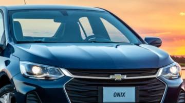 Modelo azul escuro do Onix Plus Premier 2020 em frente ao pôr do sol