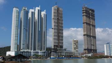 Orla do Balneário Camboriú, com três prédios em construção.