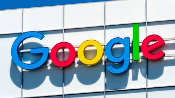 Logo do Google fixado na parte superior de um prédio branco