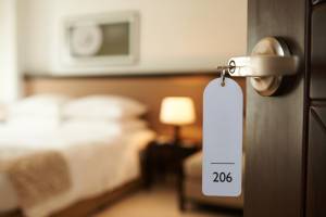 Maçaneta de quarto de hotel com uma plaquinha branca que trás o número 206