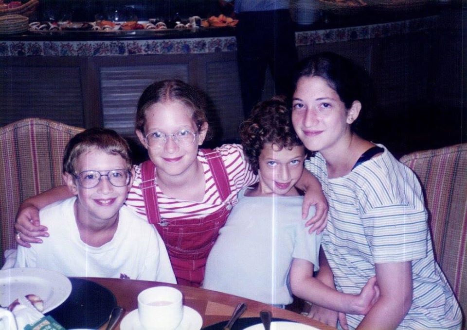 Mark Zuckerberg com as suas irmãs