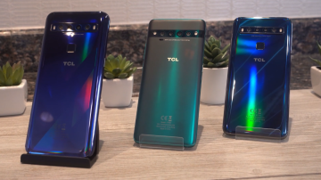 Três celulares da TCL sob mesa