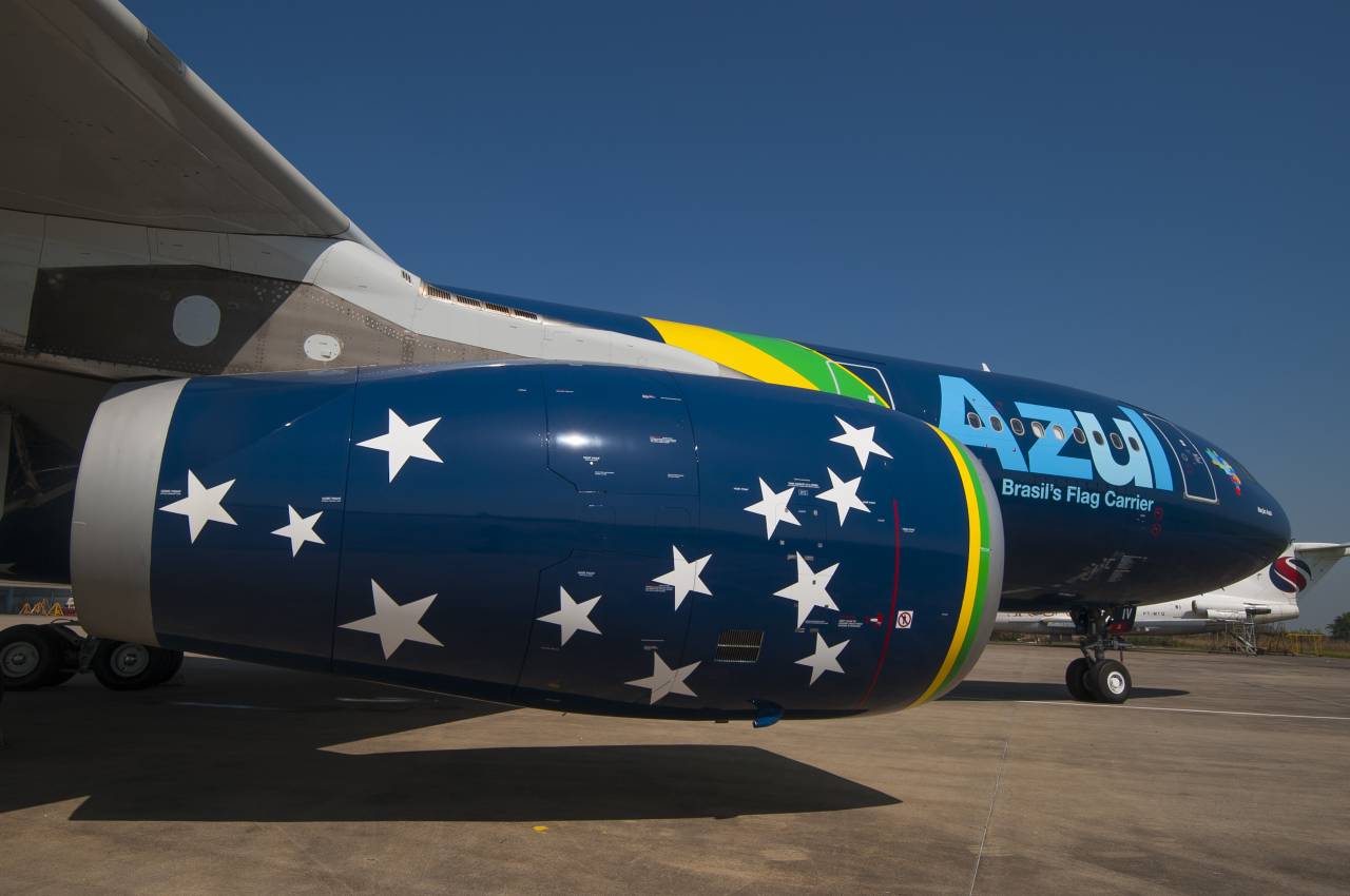 Avião da Azul com as cores da bandeira brasileira. Turbina possui as estrelas