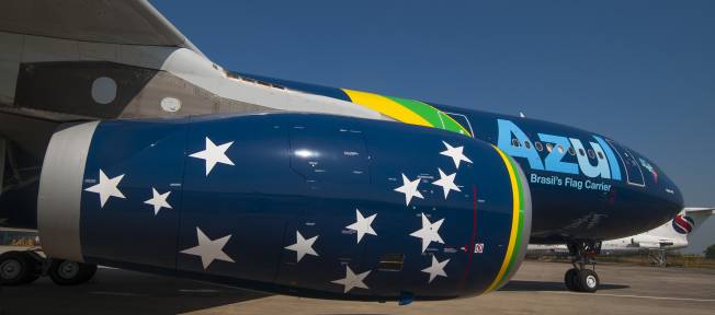Avião da Azul com as cores da bandeira brasileira. Turbina possui as estrelas