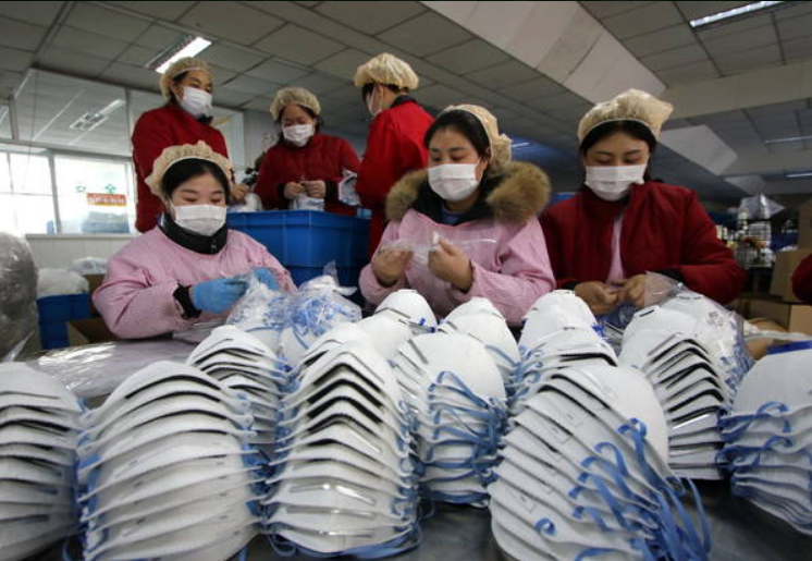 Chineses com máscaras de proteção; coronavírus