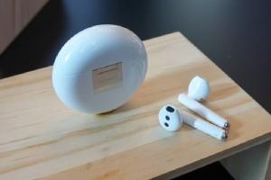 Fone de ouvido FreeBuds 3 da Huawei em cima de uma mesa