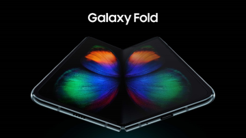 Capa de anúncio do novo Galaxy Fold. Celular aparece com a tela levemente dobrada ao centro da imagem