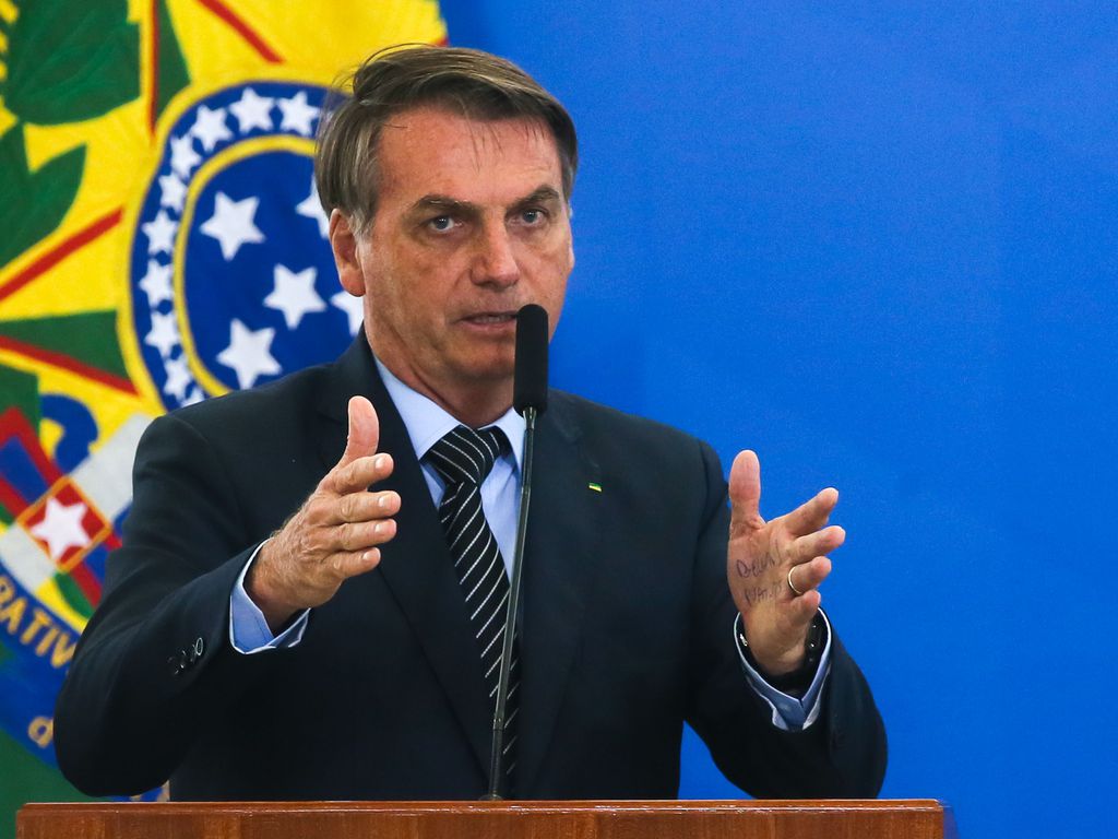 Bolsonaro diz que pode editar decreto contra medidas de restrição de  estados e municípios