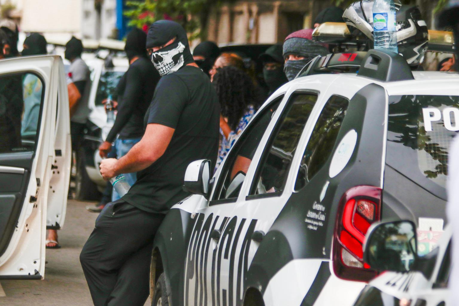 Policiais militares encapuzados e sem farda se reúnem em protesto na cidade de Fortaleza