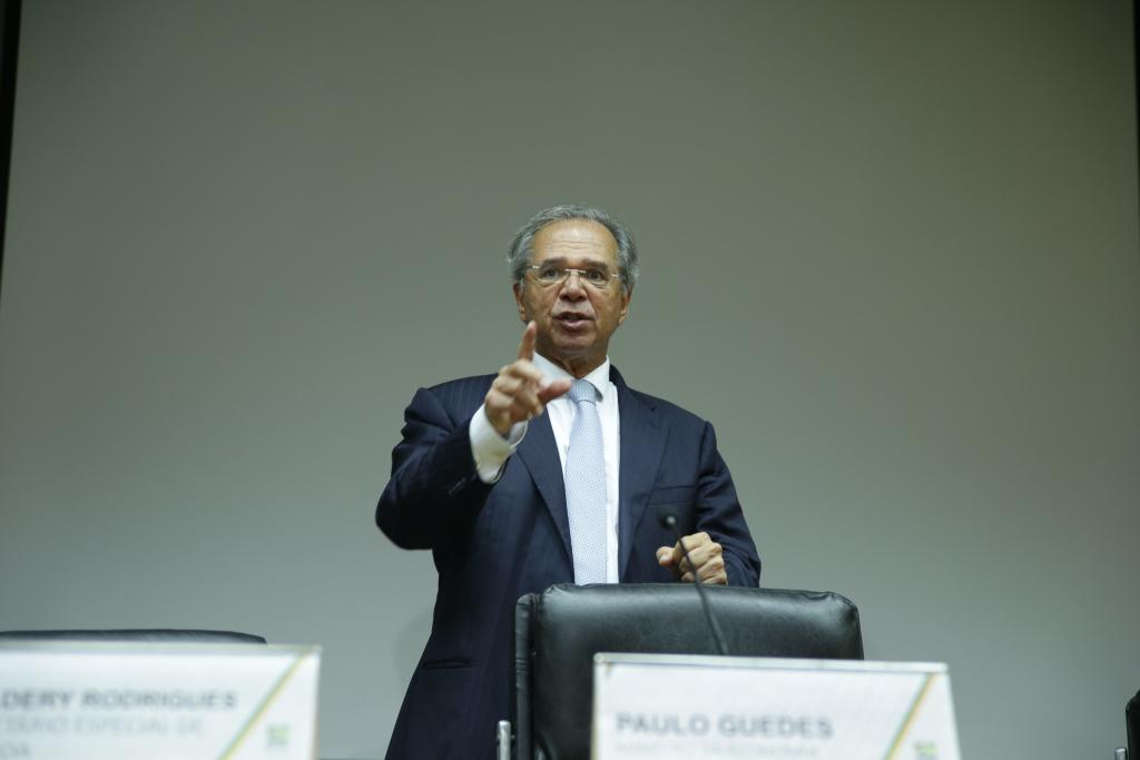O ministro Paulo Guedes faz anúncio sobre medidas para conter impactos do coronavírus