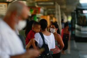 Usuários do transporte público usam máscara de proteção no Terminal Parque Dom Pedro, na região central da capital paulista