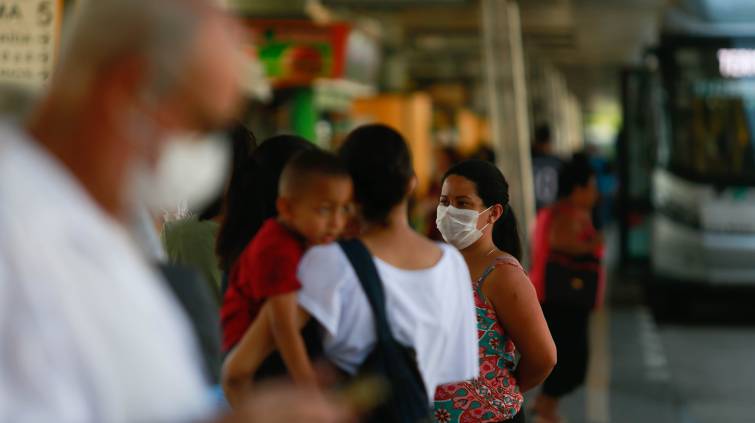 Usuários do transporte público usam máscara de proteção no Terminal Parque Dom Pedro, na região central da capital paulista