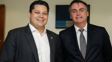 O presidente do Senado, Davi Alcolumbre, e o presidente Jair Bolsonaro posam para foto
