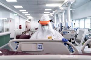 Enfermeiros preparam o Hospital de Verduno, na Itália, para receber os pacientes infectados com o coronavírus (covid-19)