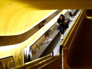 Mulher com máscara caminha no Congresso Nacional