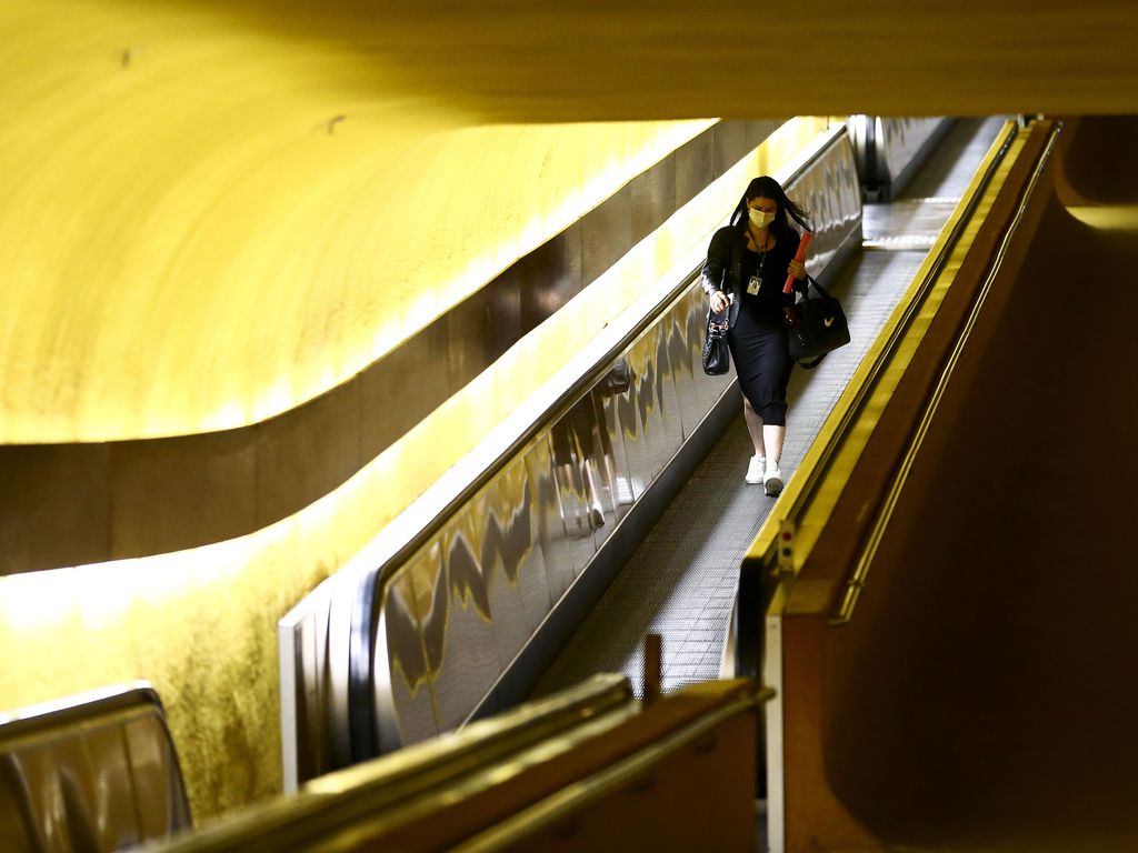 Mulher com m&aacute;scara caminha no Congresso Nacional
