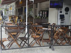 Restaurante vazio no Rio de Janeiro em meio à crise do coronavírus