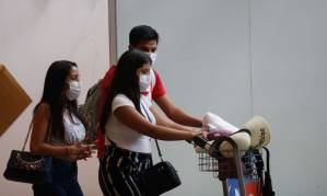 Passageiros usam máscaras no aeroporto do Galeão