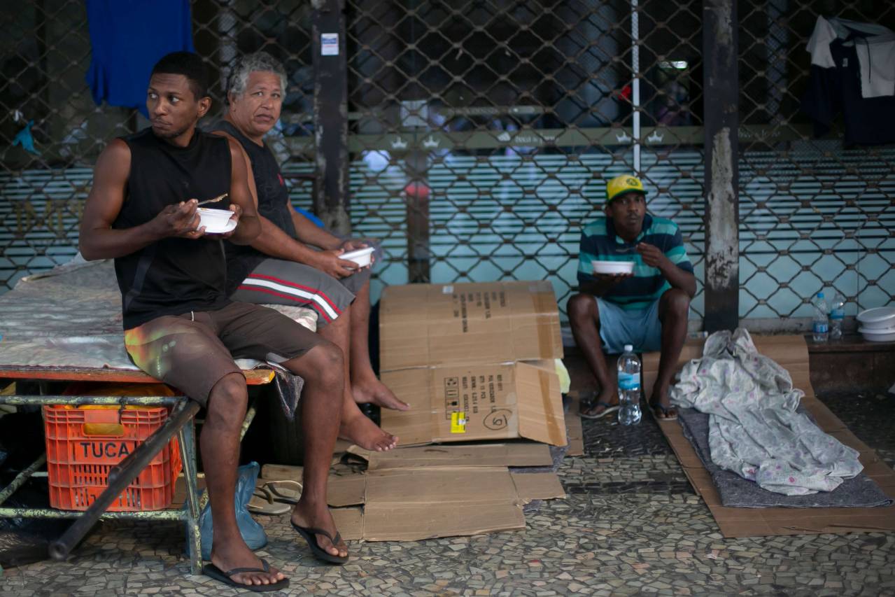 Desempregados e sem-teto recebem comida do projeto Covid Sem fome