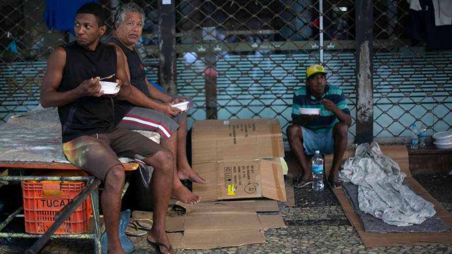 Desempregados e sem-teto recebem comida do projeto Covid Sem fome