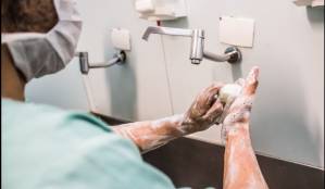 Médico lava as mãos em hospital para se previnir do coronavírus e da covid-19
