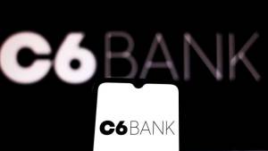 Tela de celular com a logo do C6 Bank