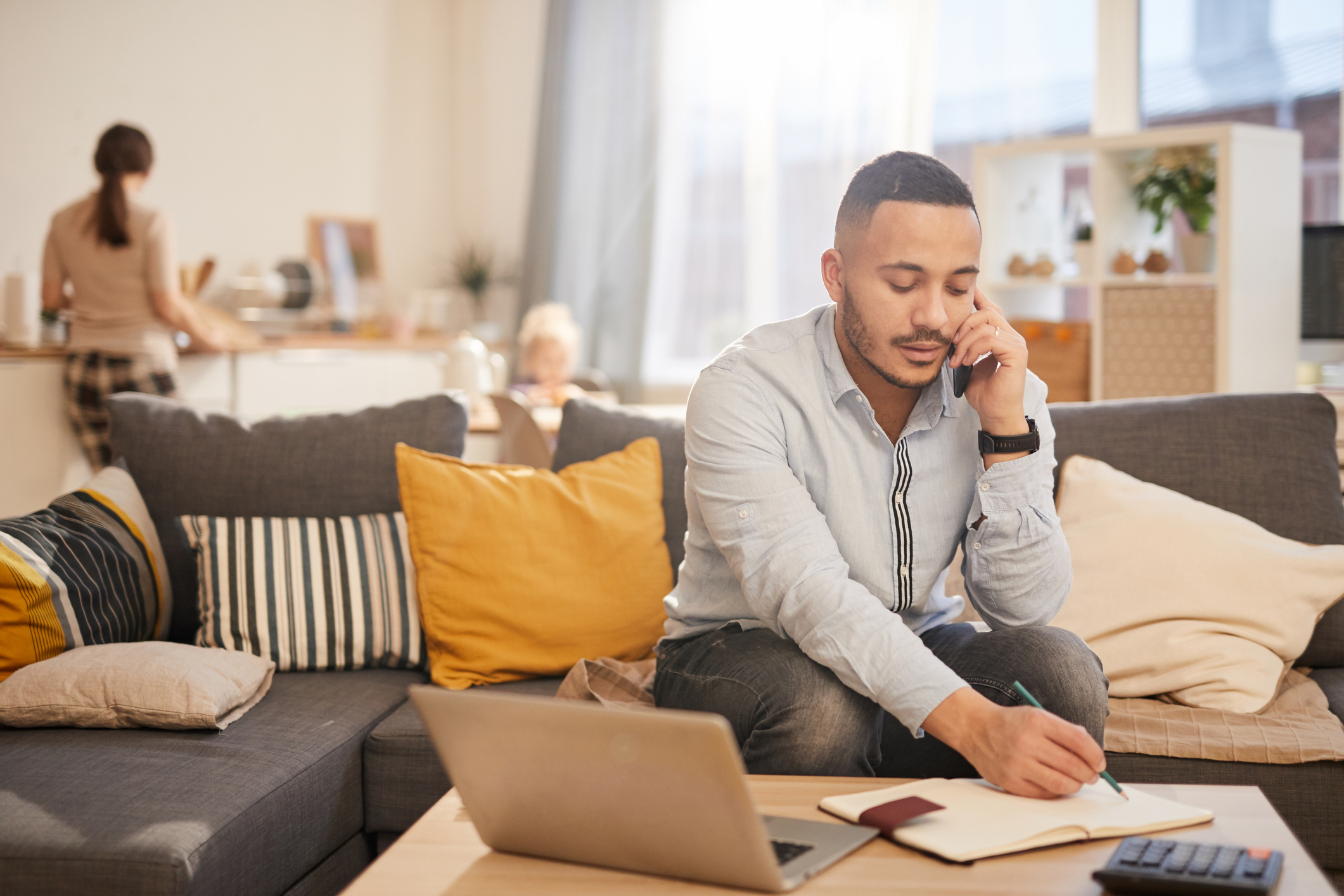 Homem trabalhando em casa no estilo home office