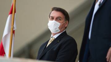 Coronavírus: Bolsonaro usa máscara no Planalto