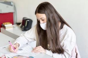 Aluna em escola na Alemanha usando máscara