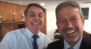 O deputado Arthur Lira, líder do "centrão", faz selfie com o presidente Jair Bolsonaro