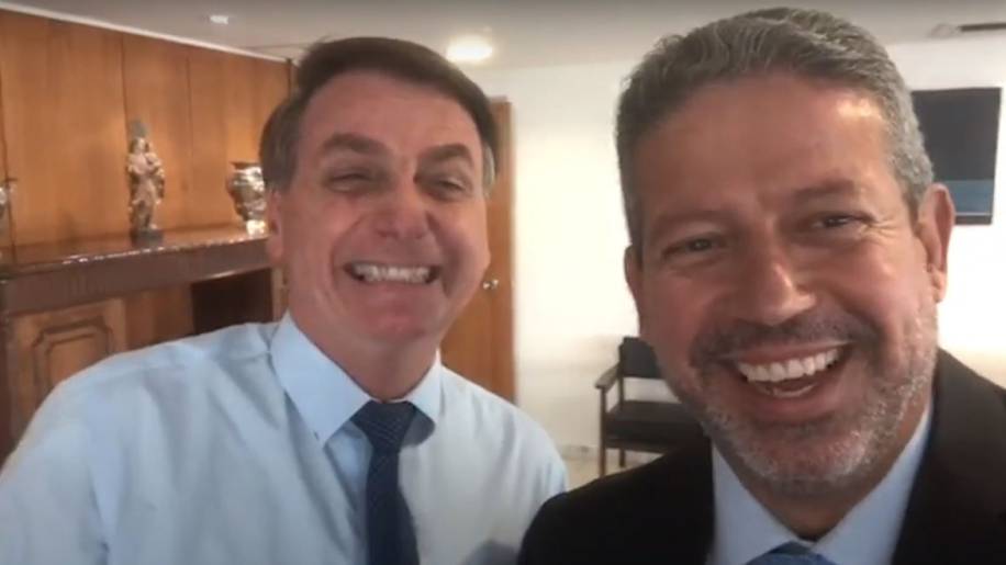 O deputado Arthur Lira, líder do "centrão", faz selfie com o presidente Jair Bolsonaro