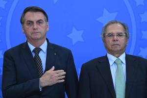Presidente Jair Bolsonaro (sem partido) ao lado de seu ministro da Economia, Paulo Guedes