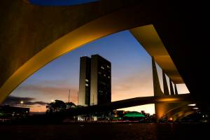 DF - ENTARDECER/BRASÍLIA - CIDADES - Fim de tarde visto do Palácio do Planalto, composto com o prédio do Congresso Nacional, em Brasília, nesta terça-feira, 02. 02/06/2020 - Foto: DIDA SAMPAIO/ESTADÃO CONTEÚDO