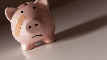 Porquinho da poupança triste, representando piora nas finanças