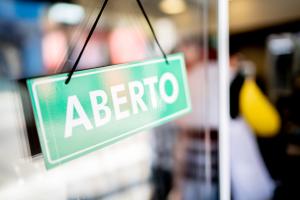 Restaurante aberto, placa de aberto, loja