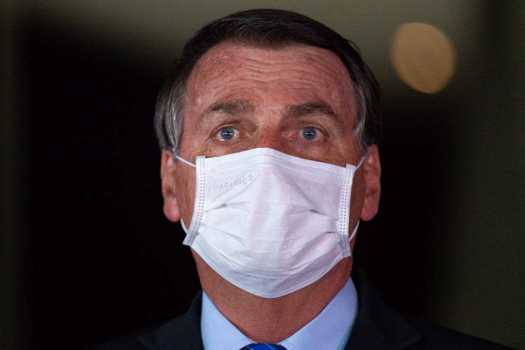 Jair Bolsonaro usa máscara branca de proteção à contaminação por coronavírus