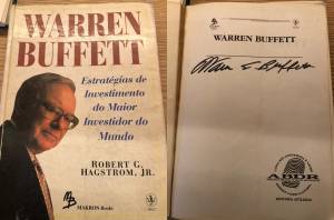 Capa e folha de rosto autografada do livro de Warren Buffett. Exemplar de Roberto Chagas, da Trafalgar