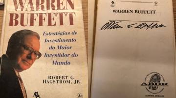 Capa e folha de rosto autografada do livro de Warren Buffett. Exemplar de Roberto Chagas, da Trafalgar
