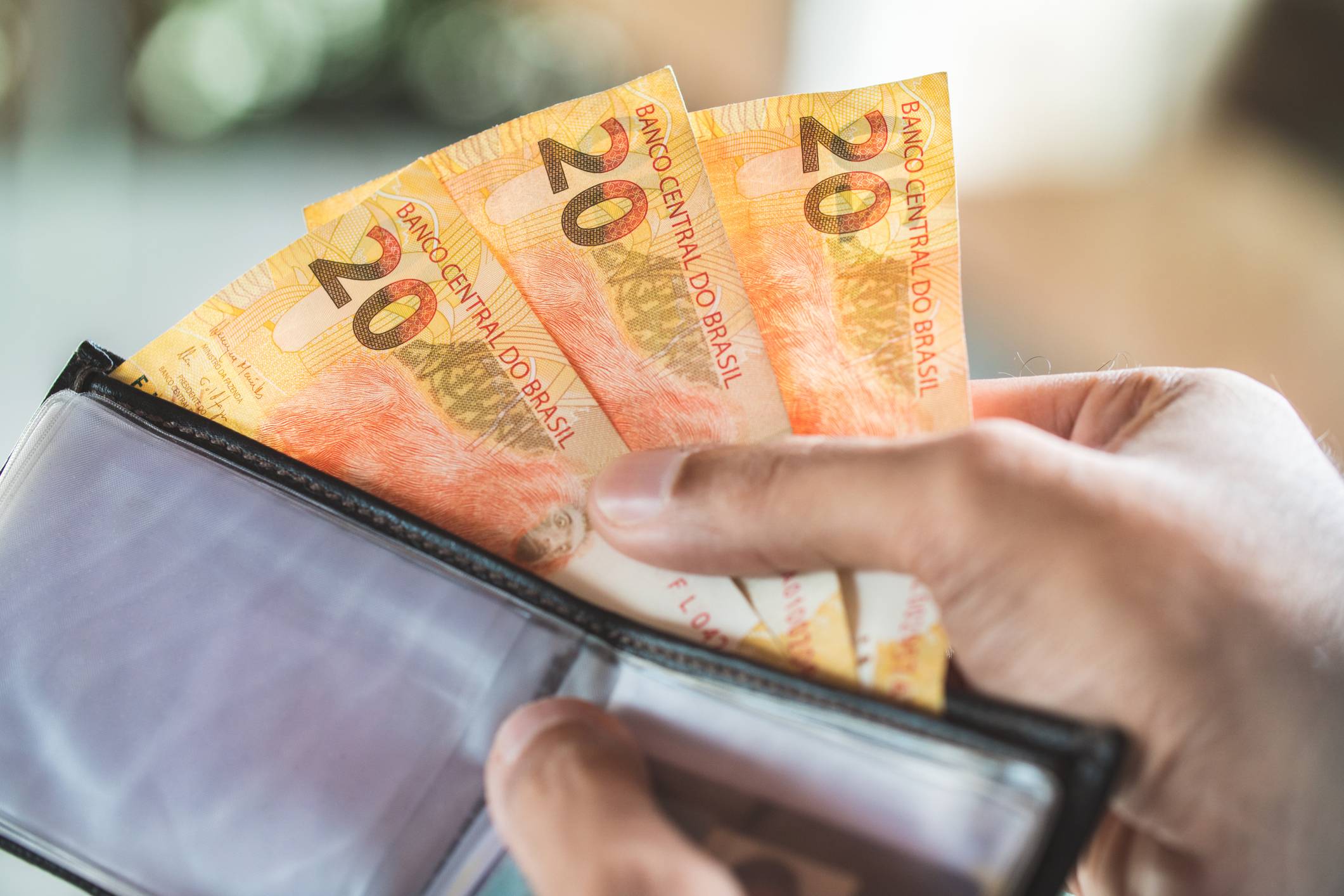Governo quer voltar com redução de salário por 4 meses, mas pagando até 2 Governo quer voltar com redução de salário por 4 meses, mas pagando até 2