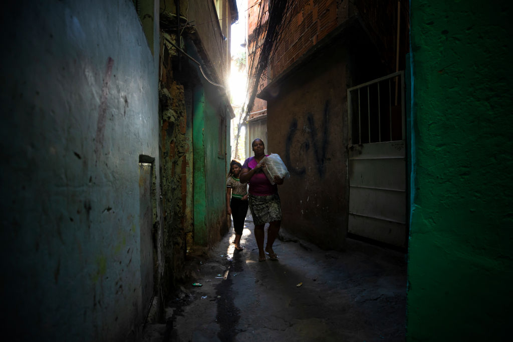 Distribuição de comida na favela do Tuiuti (Rio de Janeiro) durante a pandemia do coronavírus (Foto: Buda Mendes/Getty Images)