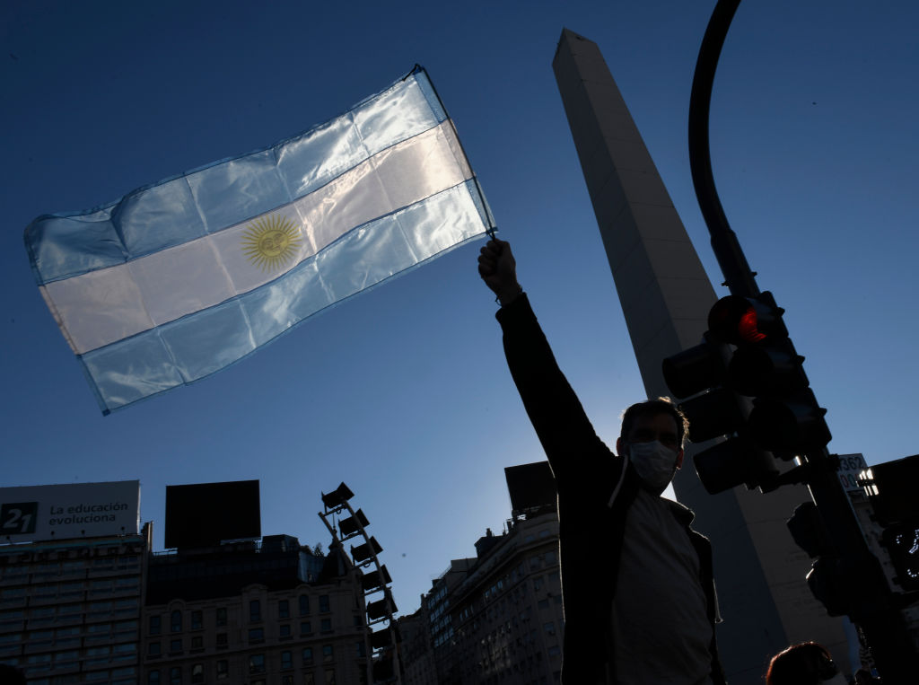 Con la inflación por encima del 100 %, los argentinos limpian los vertederos para mantenerse con vida