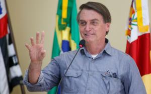 Bolsonaro acena e sorri durante discurso em Eldorado