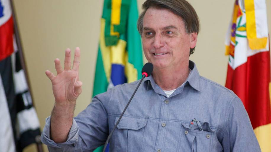 Bolsonaro acena e sorri durante discurso em Eldorado
