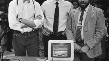 Steve Wozniak, John Sculley e Steve Jobs
