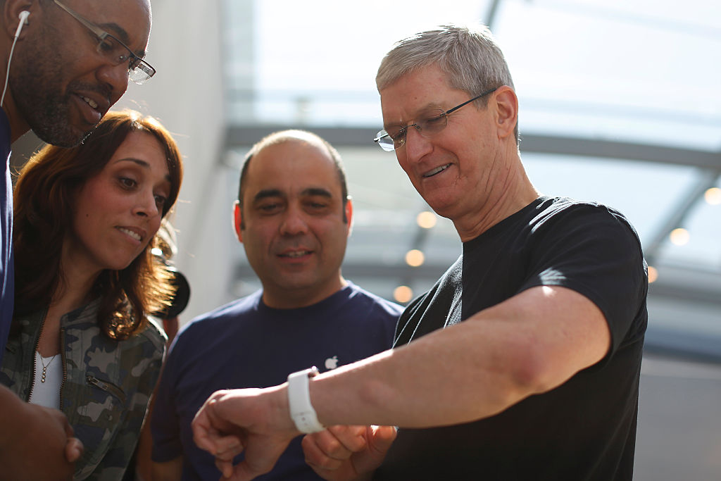Tim Cook exibe o seu Apple Watch