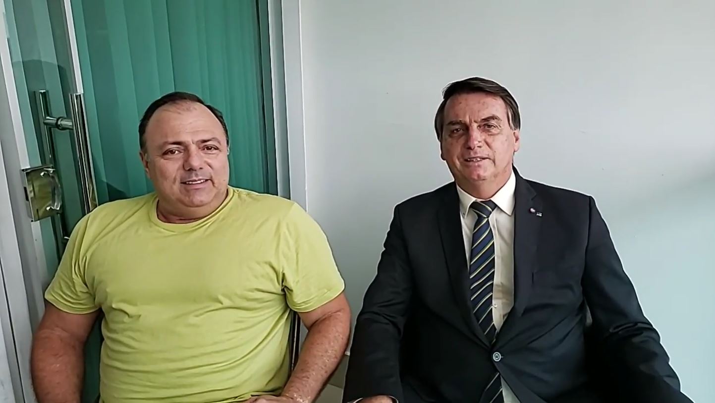 Um manda, outro obedece", diz Pazuello em live com Bolsonaro