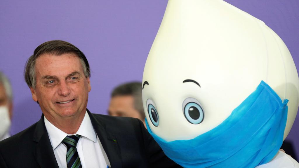 Presidente Jair Bolsonaro ao lado do "Zé Gotinha" em evento no Palácio do Planalto (REUTERS/Ueslei Marcelino)