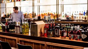 Bar com bebidas em estoque (Sander Dalhuisen/Pexels)